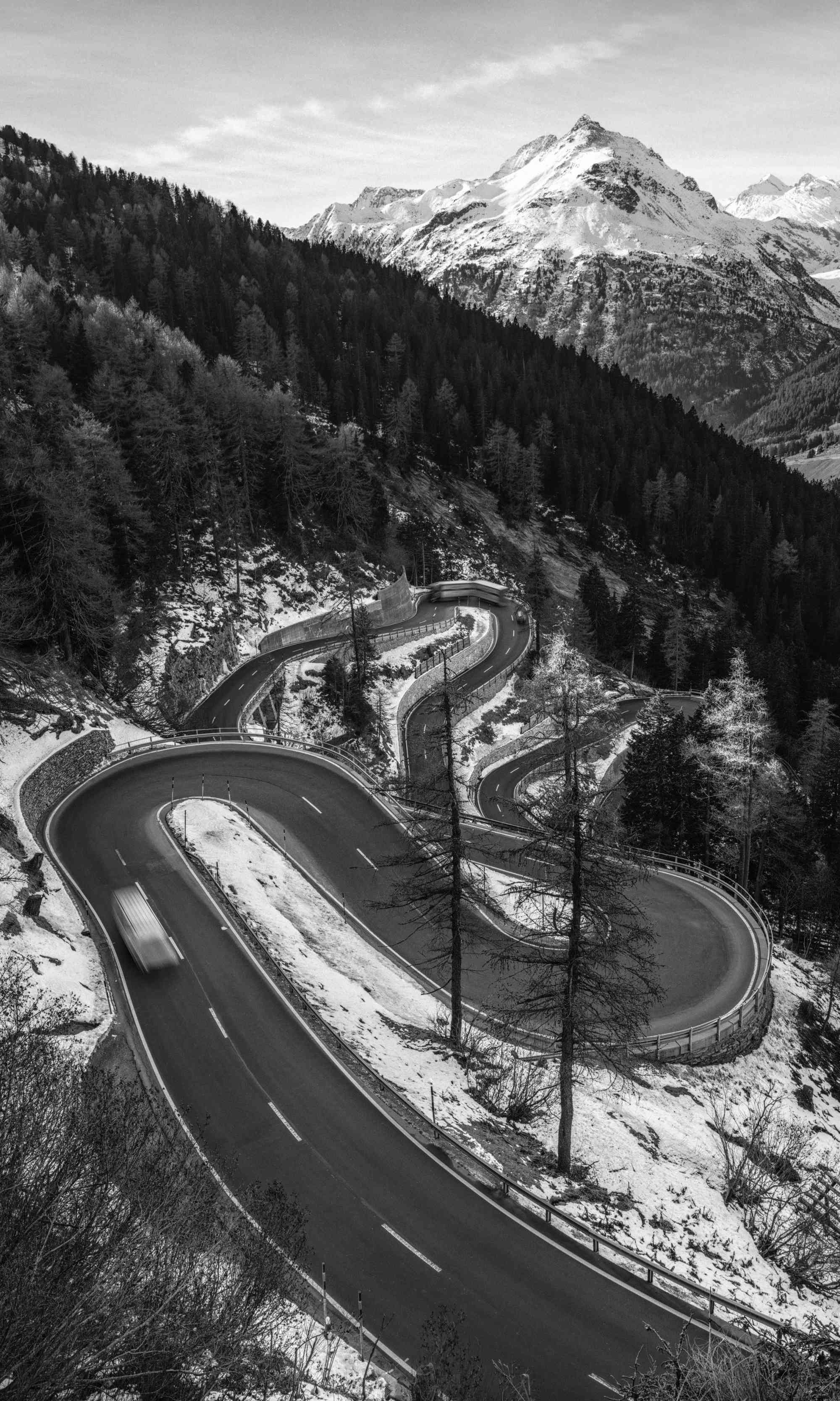 Winding Mountain Road Black-White Wallpaper | MirrorLog